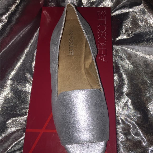 NEW! Aerosoles Tidbit flats in silver leather. - Picture 3 of 6